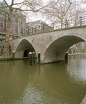 828208 Gezicht op de gerestaureerde Weesbrug te Utrecht, vanaf de werf aan de westzijde van de Oudegracht, naar het ...